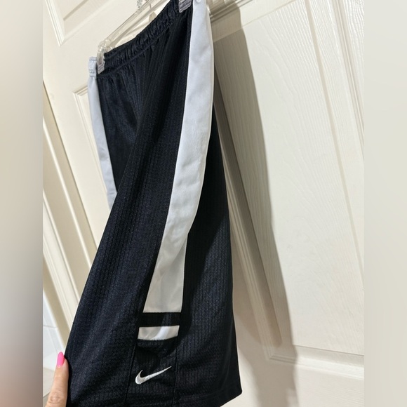 NIKE BOYS BASKETBALL shorts 522433-014 Youth XL - Picture 3 of 6